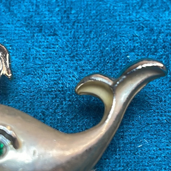 Vintage Goldtone Whale with green eye brooch pin - Picture 3 of 6